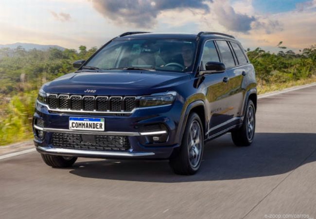  Jeep Commander na cor azul em teste de estrada.