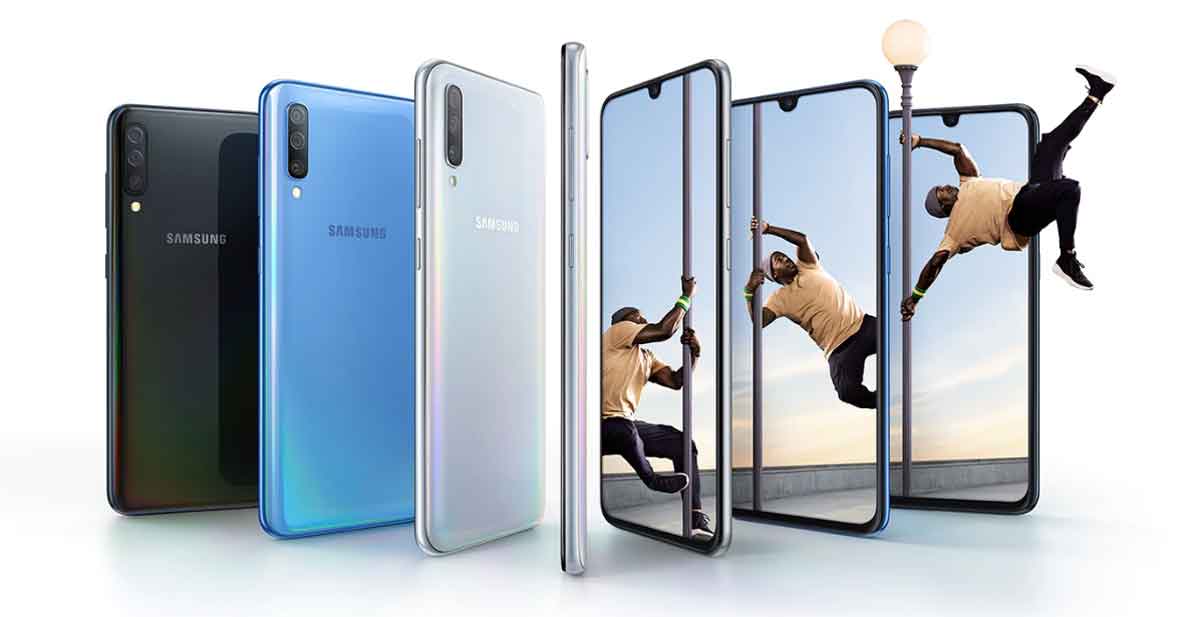 Seis unidades do Galaxy A70 enfileiradas. 