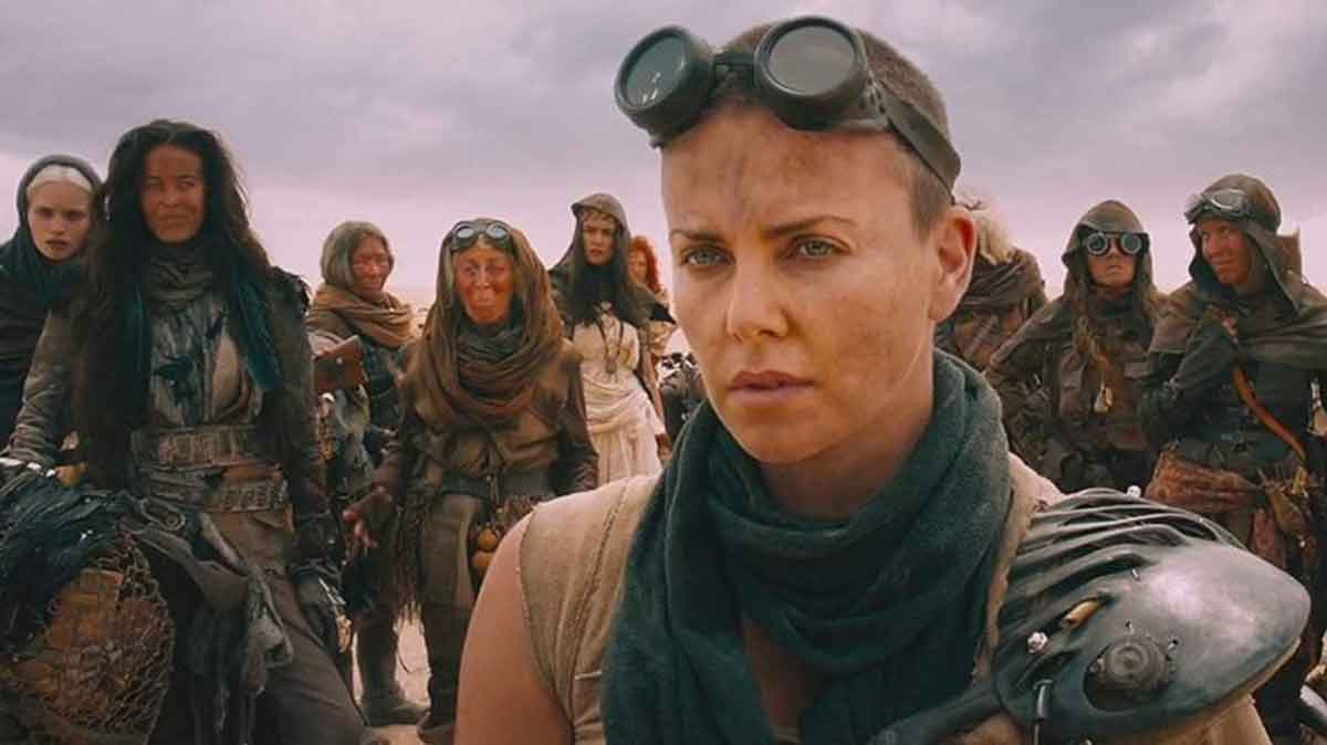 Charlize Theron e Tom Hardy nas filmagens de Mad Max