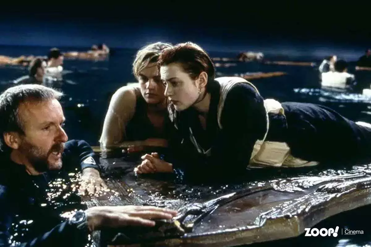 James Cameron, à esquerda, com Leonardo DiCaprio e Kate Winslet durante as filmagens de Titanic 'Apenas um poderia sobreviver' … James Cameron, à esquerda, com Leonardo DiCaprio e Kate Winslet durante as filmagens de Titanic. Fotografia: 20th Century Fox/Allstar