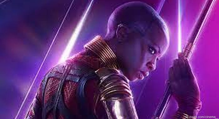 Okoye é um líder militar brilhante e tem acesso à tecnologia Wakanda avançada.