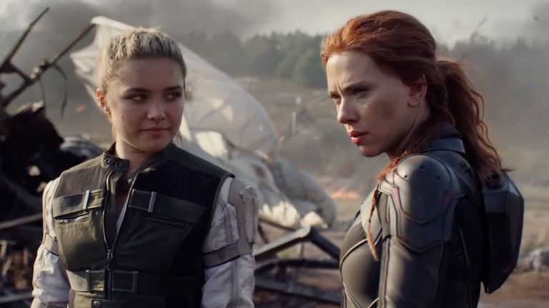 Scarlett Johansson e Florence Pugh no set de Viúva Negra.