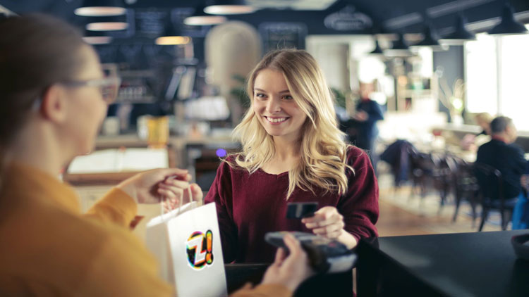 Cashback. Mulher loira jovem fazendo compras. 