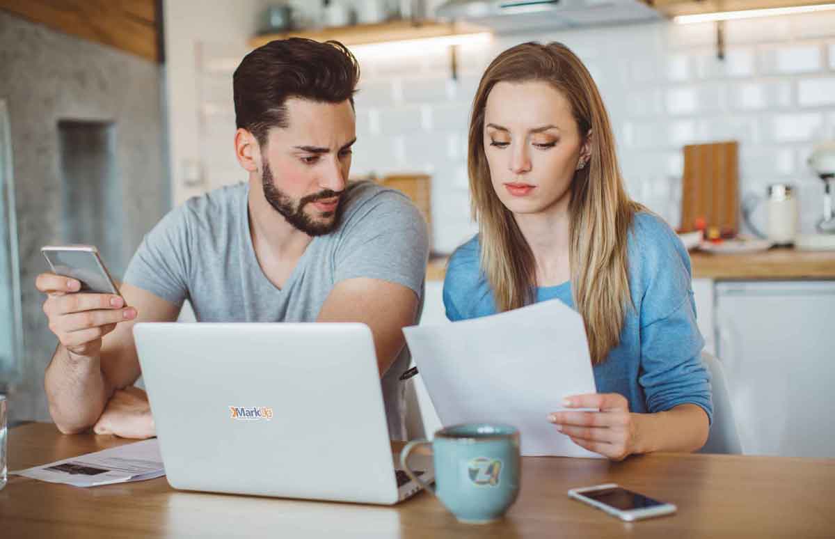 Casal jovem fazendo delaração de imposto de renda