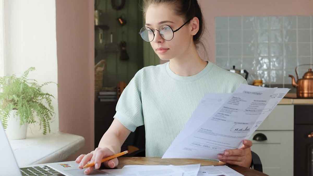 Mulher jovem fazendo delaração de imposto de renda