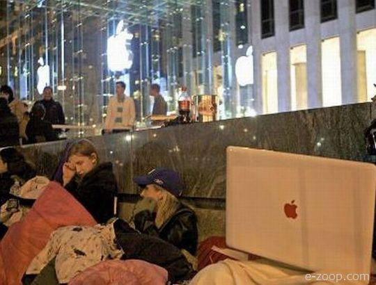 Pessoas na fila da loja Apple.