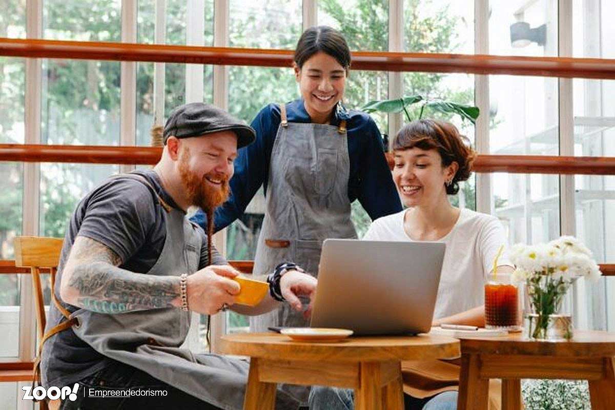 Empreendedores vendo o engajamento dos seguidores na página do Facebook da empresa.