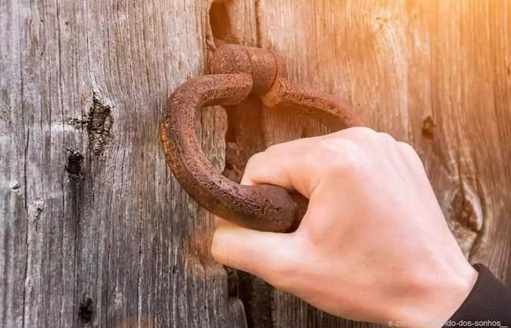 Uma pessoa batendo na porta.