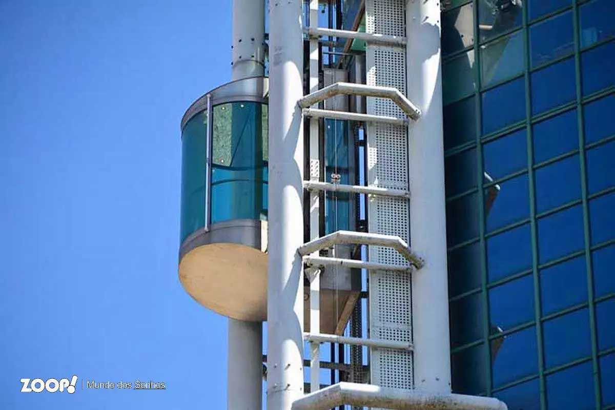 Sonhar com elevador panorâmico