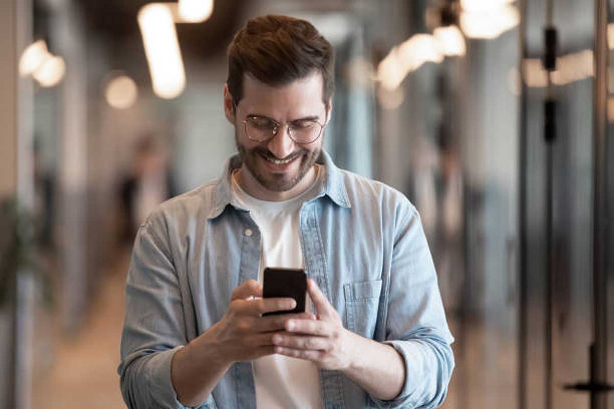 Homem usando smartphone para jogar na plataforma da Pragmatic Play. Imagem iStockPhoto.