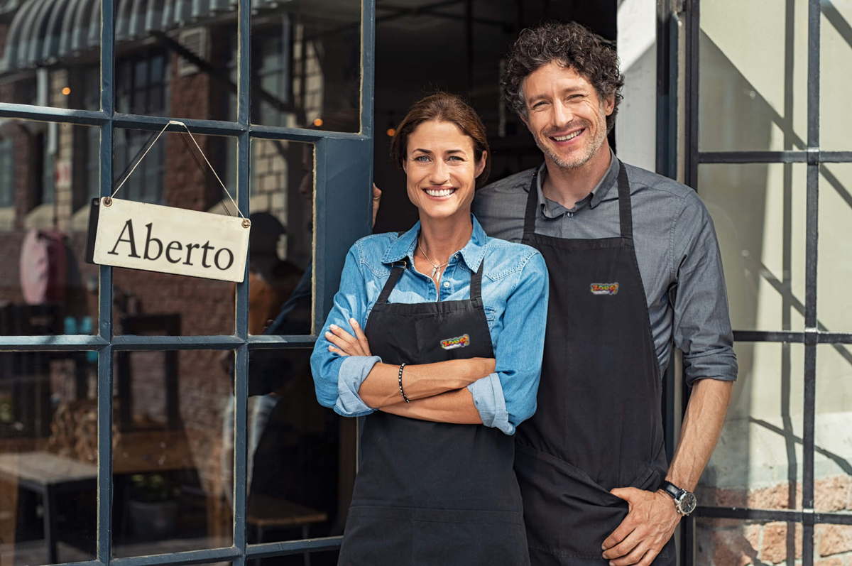 Um casal de empreendedores felizes depois de abrir uma empresa.