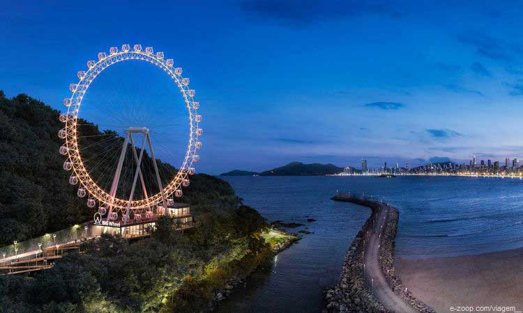 Uma foto da Big Wheel toda ilumninada ao anoitecer.