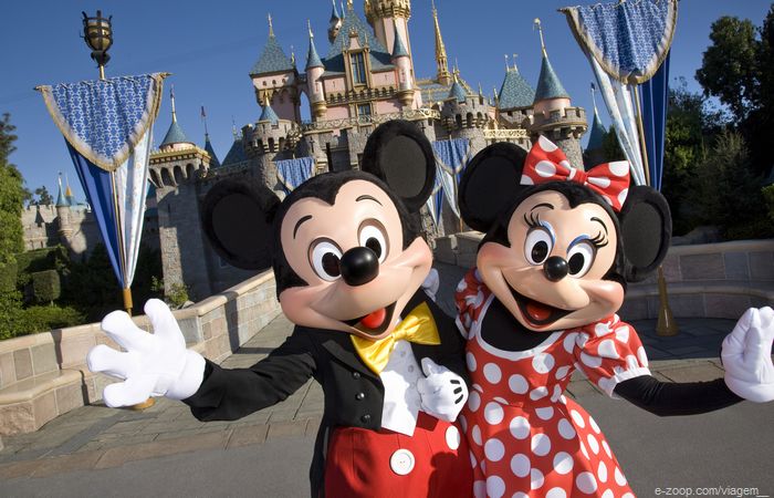 Mickey Mouse e Minie pousando para a foto no Parque da Disney.