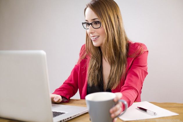 Mulher jovem loira trabalhando no notebook sobre blog estrategia 