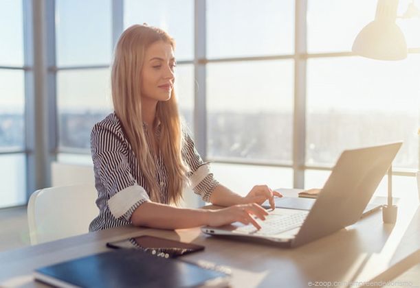 Mulher jovem loira trabalhando no notebook sobre blog estrategia 