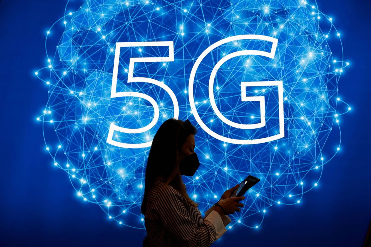 Uma mulher usando celular com 5G ilustra nosso artigo sobre: 5G chega ao Brasil como DSS.