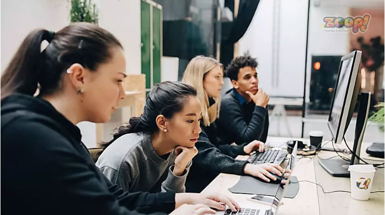 Jovens em  frente ao computador