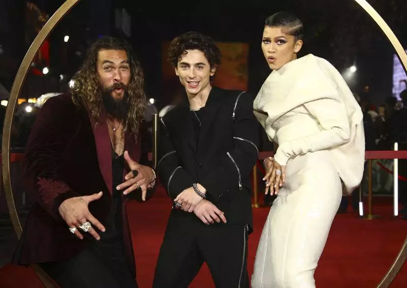 sequência de Duna - Jason Momoa, Timothee Chalamet e Zendaya posam para fotógrafos na estreia de 'Duna' na Odeon Luxe Leicester Square em Londres.