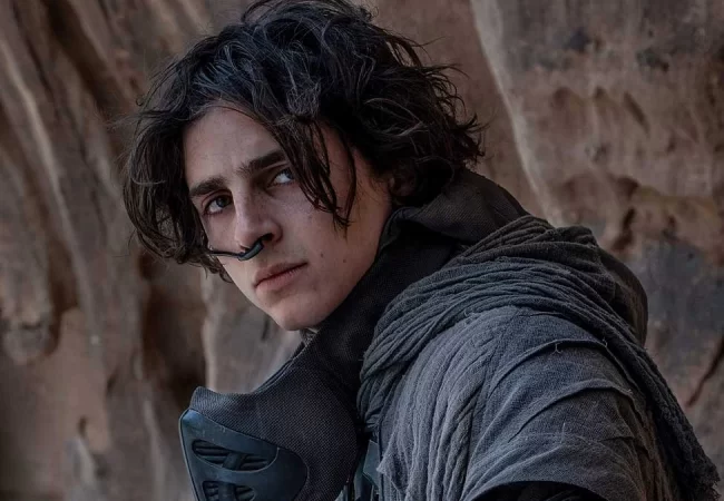 Timothee Chalamet caracterizado como Paul Atreids em cena de Duna 2021.